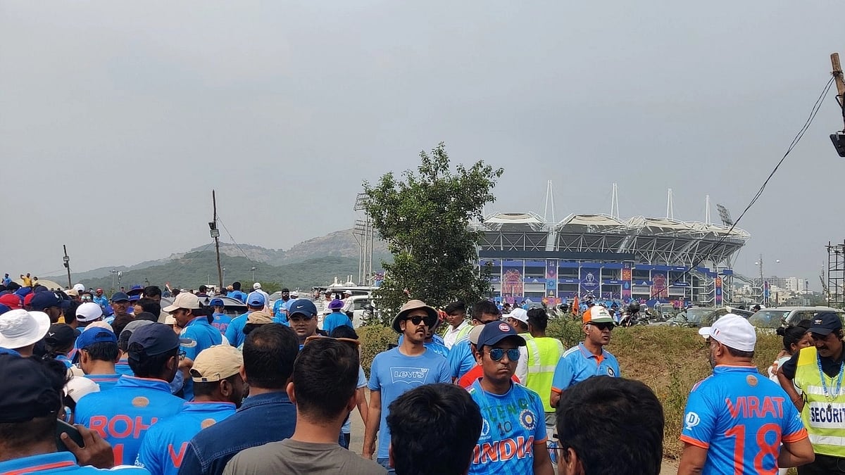 <div class="paragraphs"><p>Fans took to social media to complain about the long lines outside the MCA Stadium in Pune.</p></div>