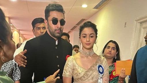 <div class="paragraphs"><p>Alia Bhatt Wears Her Sabyasachi Wedding Saree at National Film Awards</p></div>