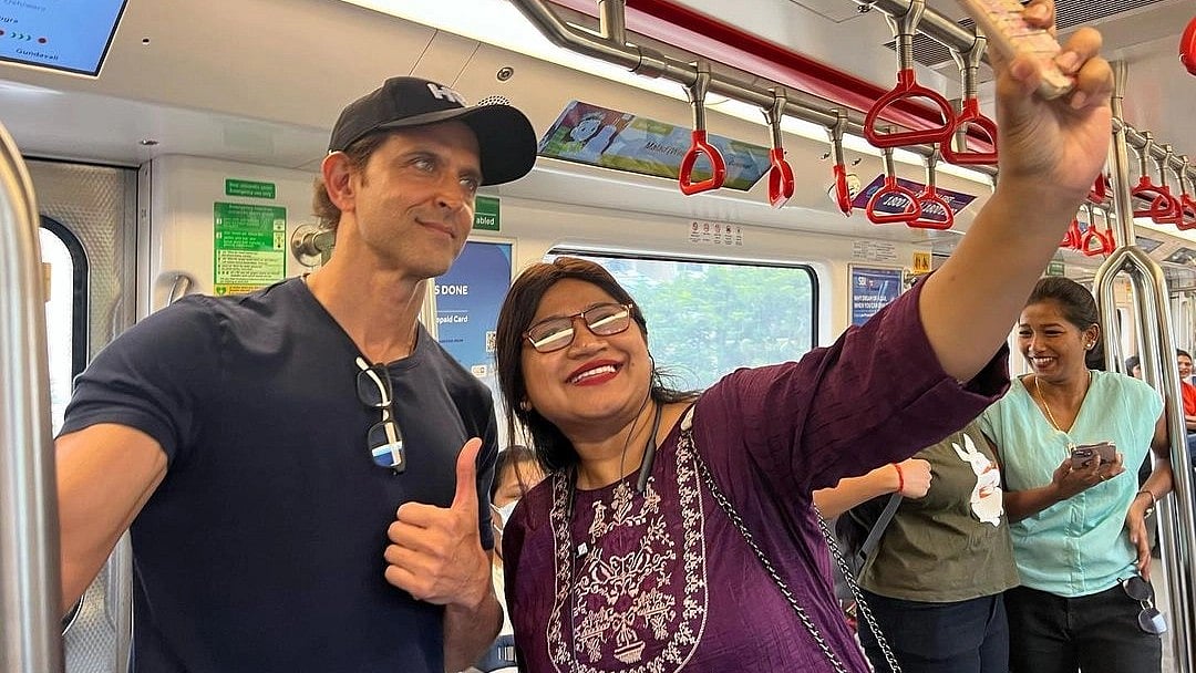 <div class="paragraphs"><p>Hrithik Roshan Takes The Metro to Work</p></div>