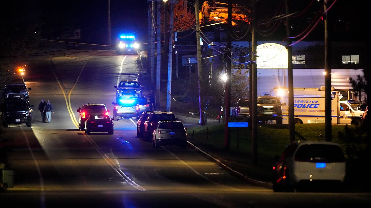 <div class="paragraphs"><p>Police respond to an active shooter situation in Lewiston, Maine on Wednesday, 25 October.</p></div>