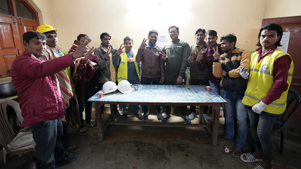 <div class="paragraphs"><p>Rat-hole miners, who successfully rescued 41 trapped workers from the Silkyara Bend-Barkot Tunnel in Uttarakhand's Uttarkashi, flash the victory sign.</p></div>