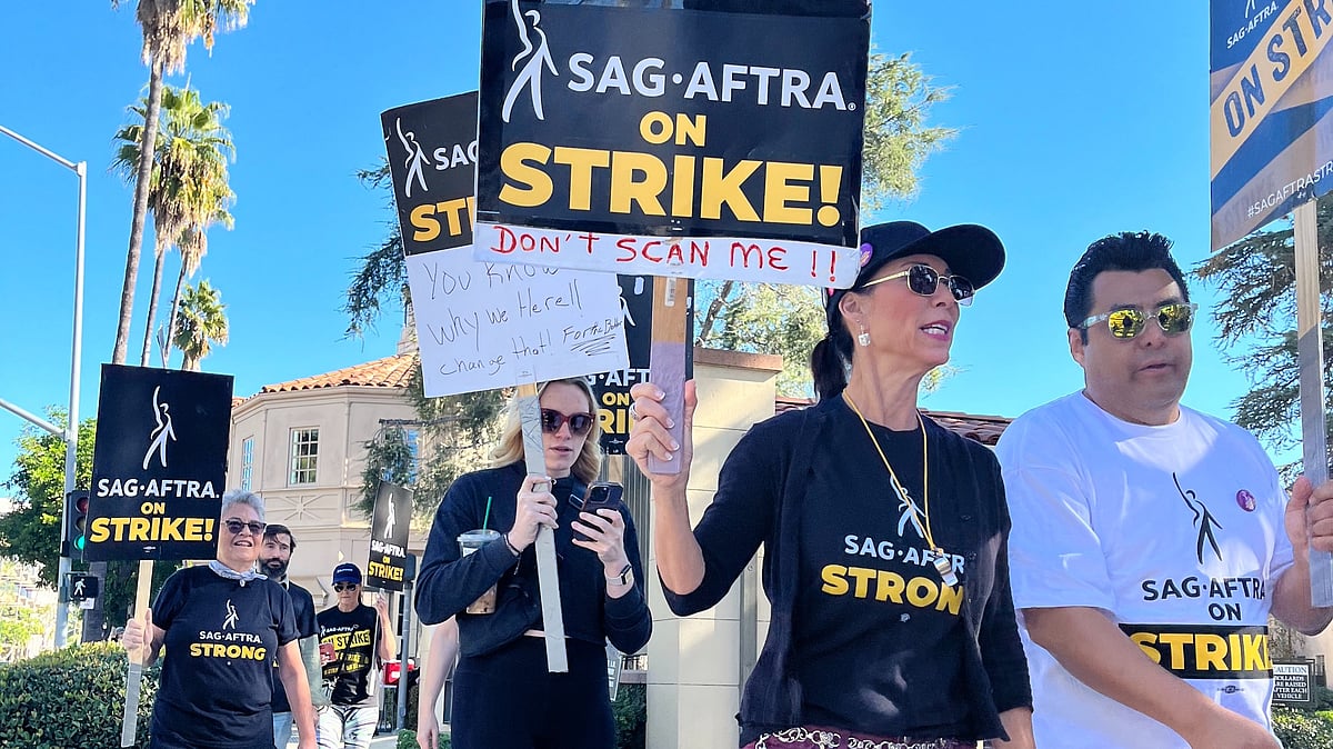 <div class="paragraphs"><p>SAG-AFTRA ends strike.</p></div>