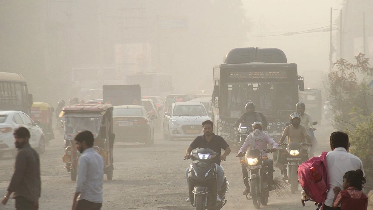 <div class="paragraphs"><p>A representative image showing people travelling during less visibility due to pollution.</p></div>