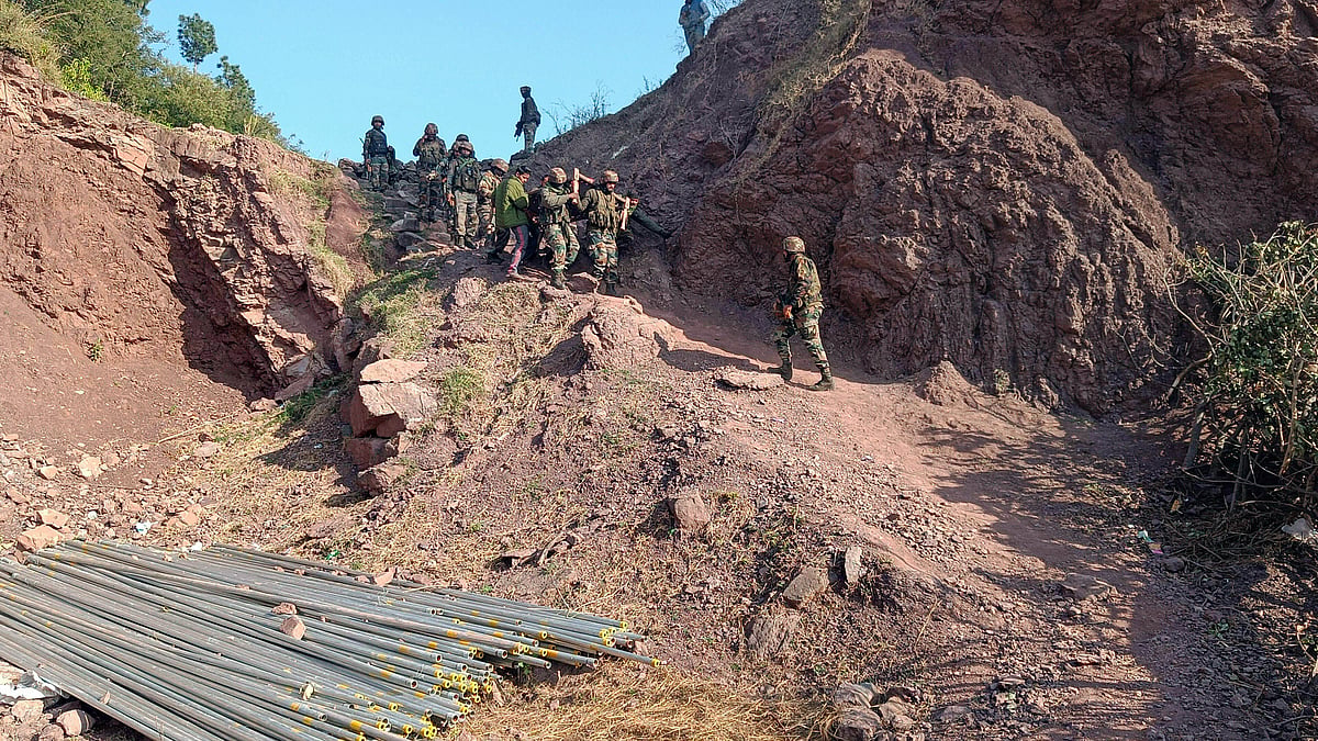 <div class="paragraphs"><p>Army personnel and locals carry the body of an army officer near the site of an encounter with terrorists at Kalakote area, in Rajouri district on Wednesday, 22 November. </p></div>