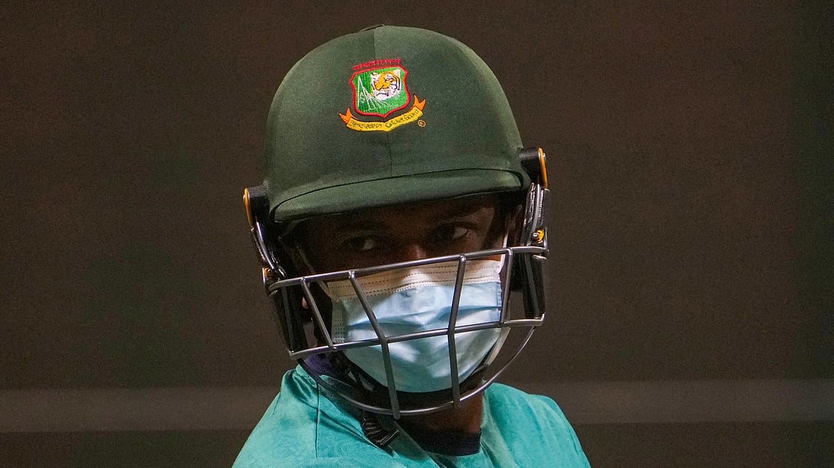 <div class="paragraphs"><p>Sri Lanka and Bangladesh players were forced to use masks in their final training session before Monday's ICC World Cup match in New Delhi.</p></div>