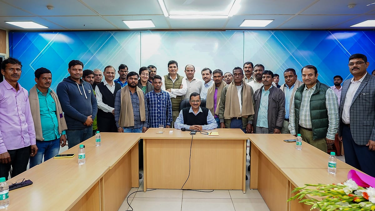 <div class="paragraphs"><p>Delhi Chief Minister Arvind Kejriwal met with 15 Delhi Jal Board (DJB) workmen who played a critical role in the successful operation of the Uttarkashi Tunnel.</p></div>