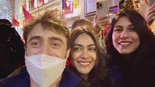 <div class="paragraphs"><p>Mrunal Thakur Has a Fangirl Moment With Daniel Radcliffe in New York City</p></div>