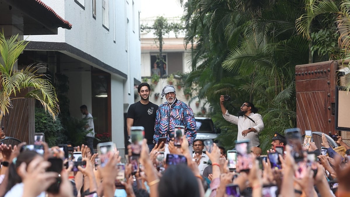 <div class="paragraphs"><p>Agastya Nanda joined his grandfather Amitabh Bachchan to meet his fans outside his Mumbai residence, Jalsa.</p></div>