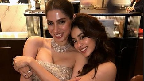 <div class="paragraphs"><p>Janhvi Kapoor cheers for sister Khushi Kapoor for her debut film.</p></div>