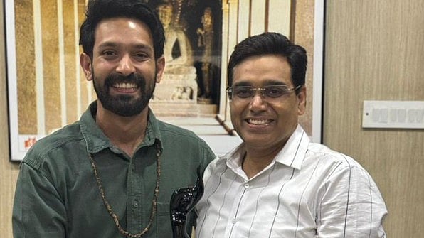 <div class="paragraphs"><p>Vikrant Massey Poses with  IPS officer Manoj Kumar Sharma After Filmfare Win</p></div>