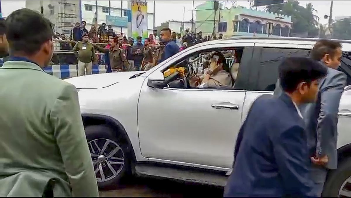 <div class="paragraphs"><p>West Bengal CM Mamata Banerjee Injured in Minor Car Accident En Route to Kolkata</p></div>