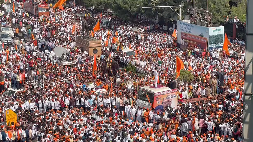 <div class="paragraphs"><p>Maratha Protests Swell at Mumbai Border, Govt Moves to Pacify Activist Jarange</p></div>