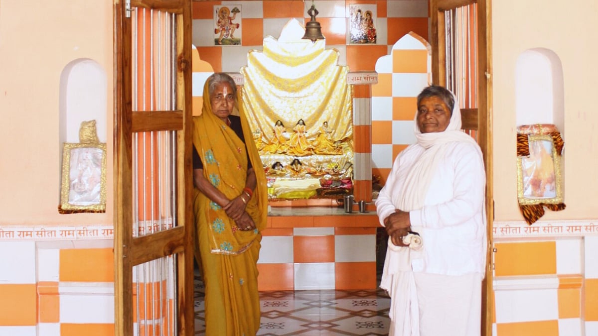 <div class="paragraphs"><p>From left to right, <em>Mahants</em> Ganga Dasi and Krishna Dasi.</p></div>