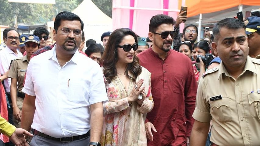 <div class="paragraphs"><p>Madhuri Dixit sought blessings with her family at the Siddhivinayak Temple in Mumbai.</p></div>