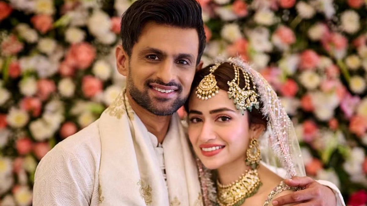 <div class="paragraphs"><p>Shoaib Malik shares wedding photos with Sana Javed.</p></div>