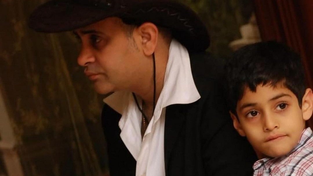 <div class="paragraphs"><p>Agastya Nanda's throwback picture with his father Nikhil Nanda.</p></div>