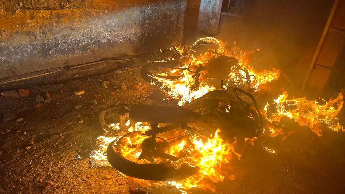 <div class="paragraphs"><p>Vehicles set on fire by miscreants after officials demolished a madrasa, in Haldwani, Uttarakhand, Thursday, 8 February.</p></div>