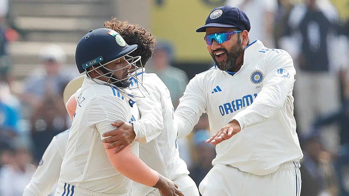 <div class="paragraphs"><p>Rohit Sharma schools Sarfaraz Khan for trying to pull a dangerous stunt&nbsp;</p></div>