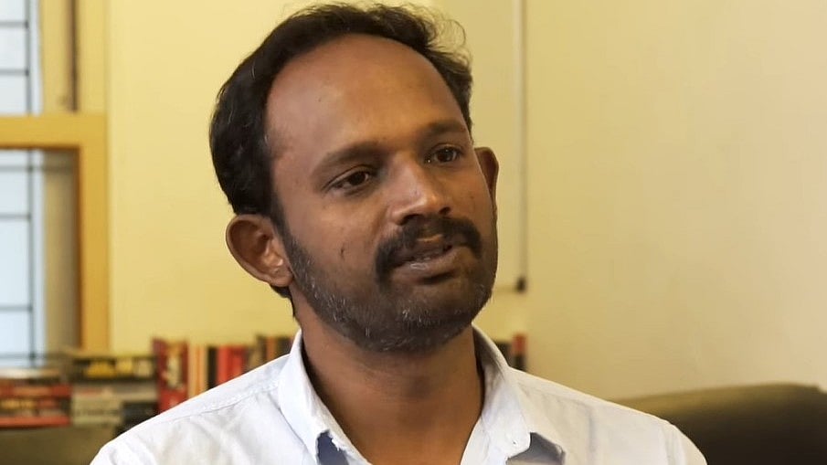 <div class="paragraphs"><p>Robbers return director Manikandan's National Award medal.</p></div>