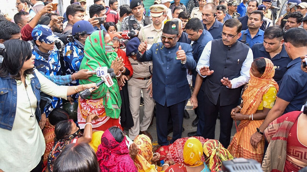<div class="paragraphs"><p>West Bengal Bharatiya Janata Party (BJP) President Sukanta Majumdar being treated at Basirhat multi-facility hospital after he fell on the bonnet of a car and sustained injuries amid Sandeshkhali protest, in North 24 Parganas district, on Wednesday, 14 February.</p></div>