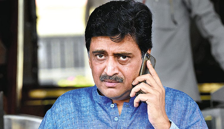<div class="paragraphs"><p>Former Maharashtra CM Ashok Chavan Quits Congress, Likely to Join BJP</p></div>