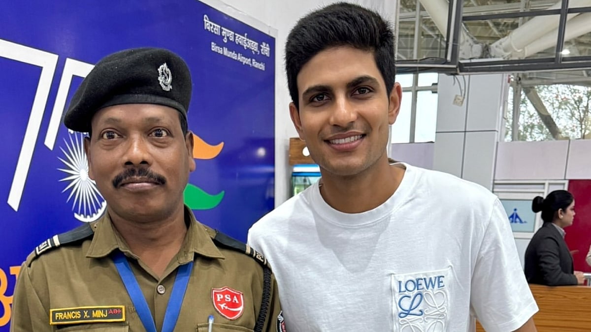 <div class="paragraphs"><p>Shubman Gill met Robin Minz's father at the Birsa Munda Airport</p></div>