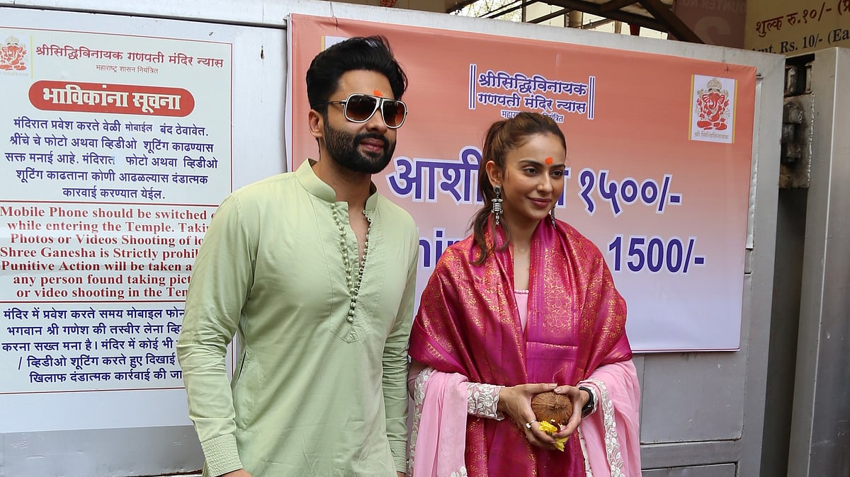 <div class="paragraphs"><p>Rakul Preet Singh and Jackky Bhagnani spotted visiting the Siddhivinayak temple in Mumbai.</p></div>