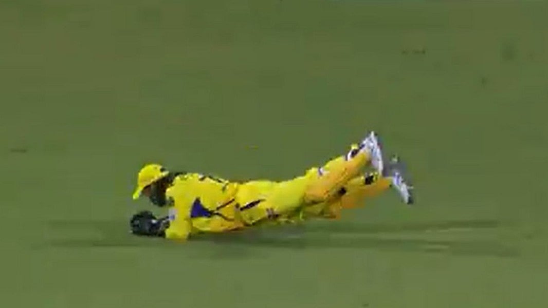 <div class="paragraphs"><p>MS Dhoni pulled a stunning catch against Gujarat Titans in 0.6 secs&nbsp;</p></div>