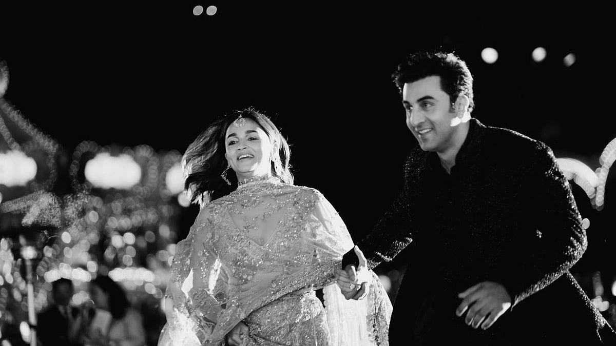 <div class="paragraphs"><p>Alia & Ranbir Dance to ‘Kesariya’ with Akash Ambani & Shloka in Jamnagar </p></div>