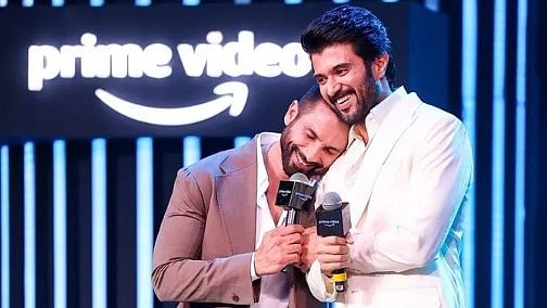 <div class="paragraphs"><p>Shahid Kapoor shows gratitude to Vijay Devarakonda for 'Arjun Reddy' with a heartfelt kiss.</p></div>