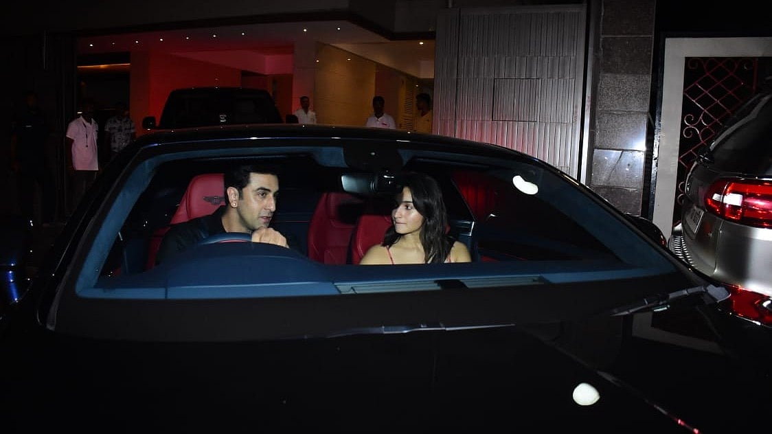 <div class="paragraphs"><p>Ranbir Kapoor & Alia Bhatt spotted driving in their new car - a Bentley.</p></div>