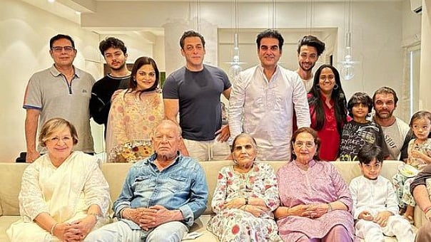 <div class="paragraphs"><p>Arbaaz Khan issues statement on firing incident outside Salman Khan's residence.</p></div>