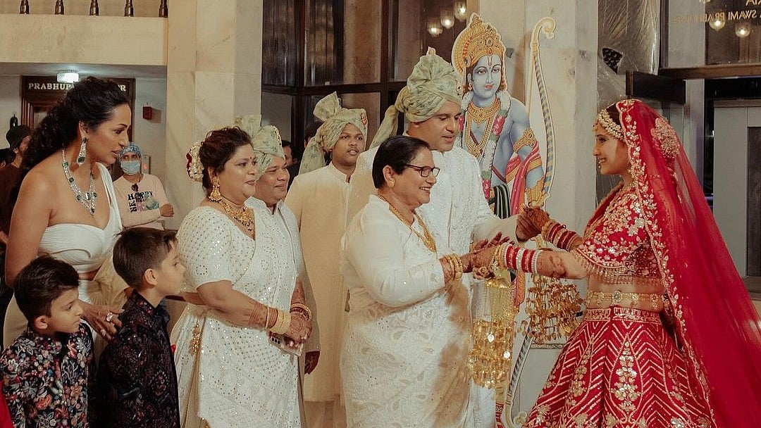 <div class="paragraphs"><p>Arti Singh shares unseen pics from her wedding with Dipak Chauhan.</p></div>