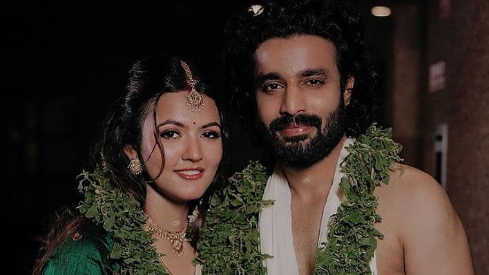 <div class="paragraphs"><p>Aparna Das, the Malayalam actress, tied the knot with fellow actor Deepak Parambol in a private ceremony at Guruvayur temple in Kerala on 24 April.</p></div>