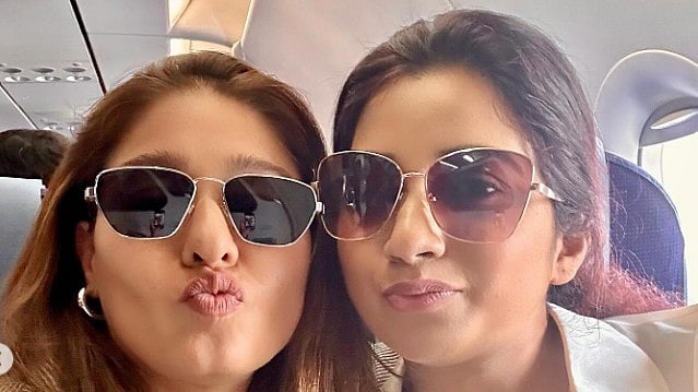 <div class="paragraphs"><p>Shreya Ghoshal and Sunidhi Chauhan share a fun photo on social media.</p></div>