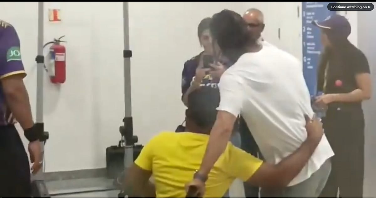 <div class="paragraphs"><p>Shah Rukh Khan's interaction with his fan.</p></div>