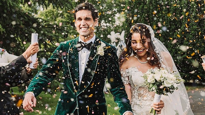 <div class="paragraphs"><p>First Pics From Sidhartha Mallya and Jasmine's Wedding Go Viral</p></div>