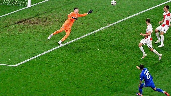 <div class="paragraphs"><p>Italy beat Croatia</p></div>
