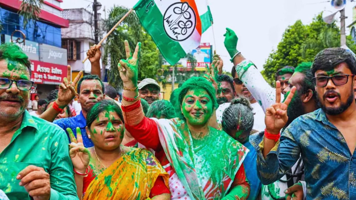 <div class="paragraphs"><p>Supporters of TMC candidate from Ranaghat South Assembly constituency Mukut Mani Adhikari celebrate after he won the West Bengal Assembly by-elections on Saturday. </p></div>