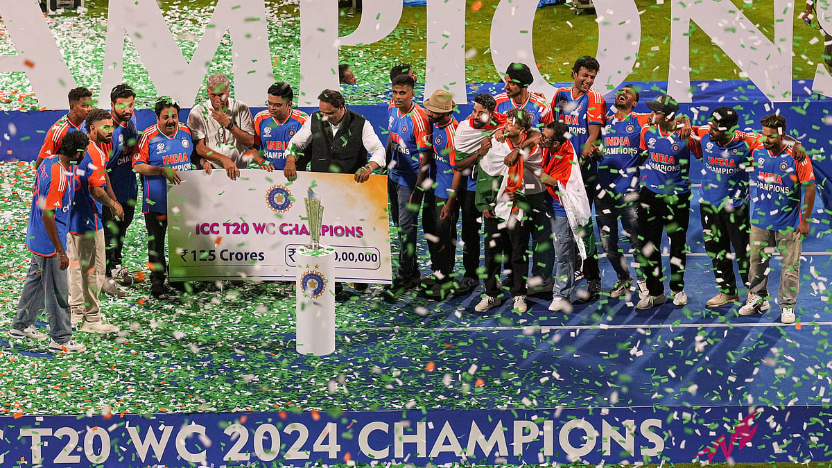 <div class="paragraphs"><p>Mumbai: Players of the T20 World Cup-winning Indian cricket team receive a cheque from BCCI President Roger Binny and the board's Secretary Jay Shah during their felicitation ceremony at the Wankhede Stadium, in Mumbai, Thursday.</p></div>