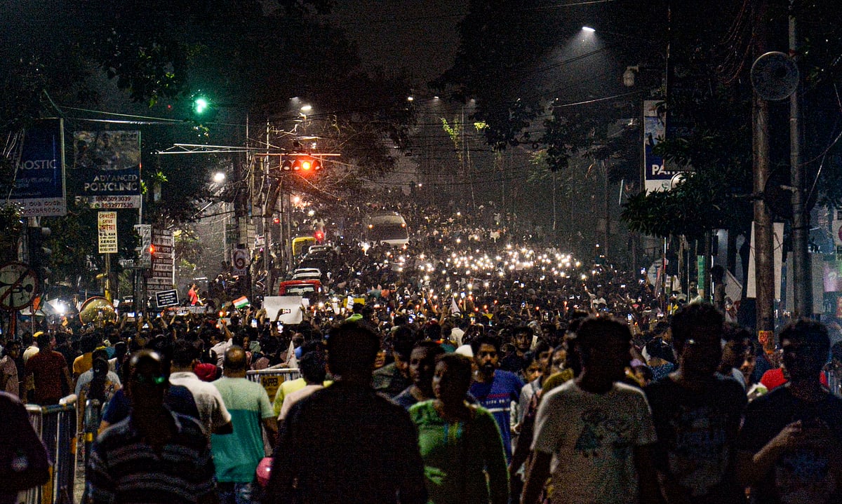 <div class="paragraphs"><p>Protestors at the RG Kar Medical College and Hospital on Wednesday, 14 August. </p></div>