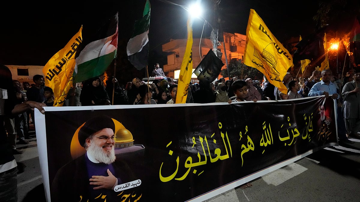 <div class="paragraphs"><p>Shiite Muslims protest against the killing of Hezbollah leader Hassan Nasrallah in Karachi, Pakistan on Saturday, 28 September.</p></div>