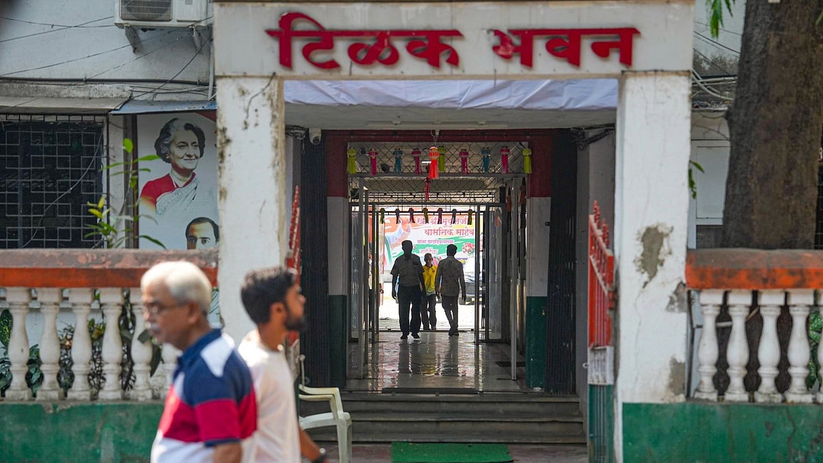 <div class="paragraphs"><p>Mumbai: The Congress party office Tilak Bhavan wears a deserted look as early trends show Maha Vikas Aghadi (MVA) alliances loss in the Maharashtra Assembly polls.</p></div>
