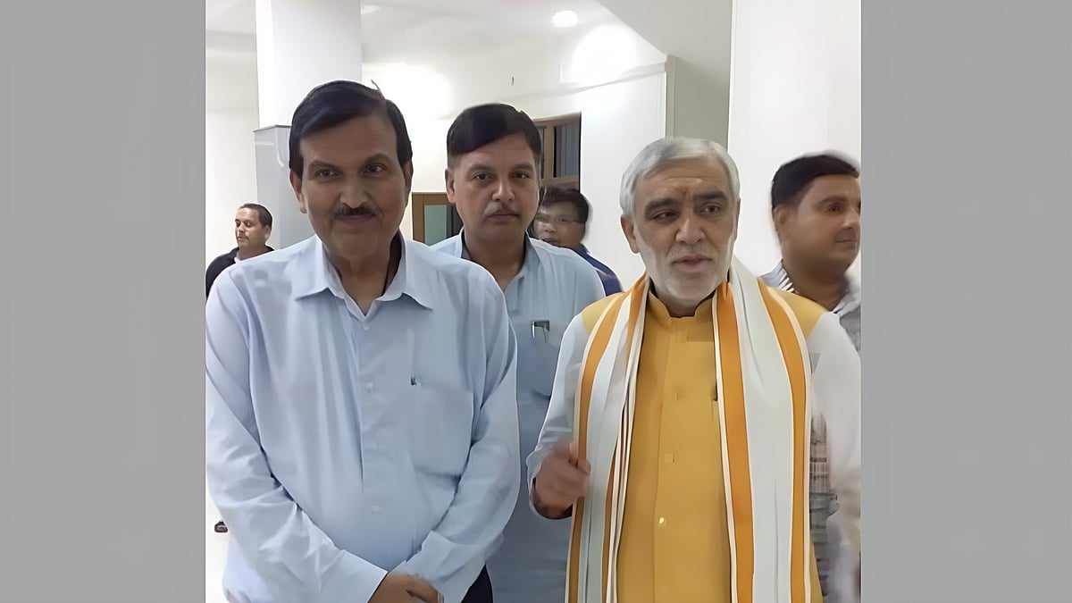 <div class="paragraphs"><p><strong>Former National President of IMA Dr. Sahajanand Prasad Singh with former Union Minister Ashwani Chaubey</strong></p></div>