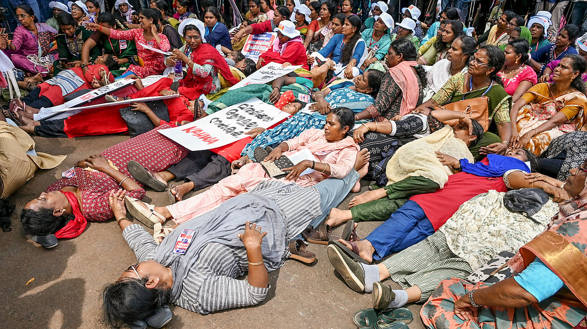 <div class="paragraphs"><p>ASHA workers block a road as part of their ongoing protest near the Secretariat demanding an increased honorarium and other benefits, in Thiruvananthapuram, Kerala.</p></div>