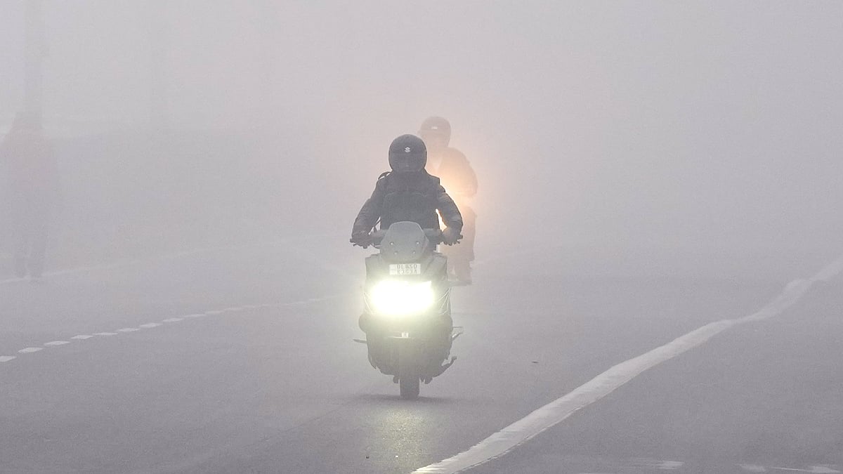 <div class="paragraphs"><p>Smog Engulfs Delhi Yet Again, Flights Disrupted, Visibility Drops </p></div>