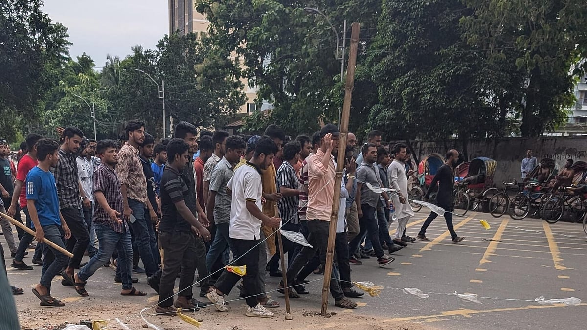 <div class="paragraphs"><p>The Bangladesh Chhatra League members, student wing of ruling Awami League, in Dhakha holding tree logs, bamboos, and hockey sticks. (15 July)</p></div>