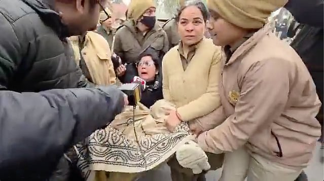<div class="paragraphs"><p>TMC MPs Detained After Protest Against ED Raids Outside Amit Shah’s Office</p></div>