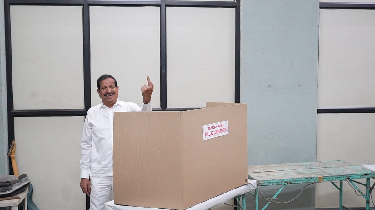 <div class="paragraphs"><p>Name Missing in Navi Mumbai Voter List, Maharashtra Minister Struggles to Vote</p></div>