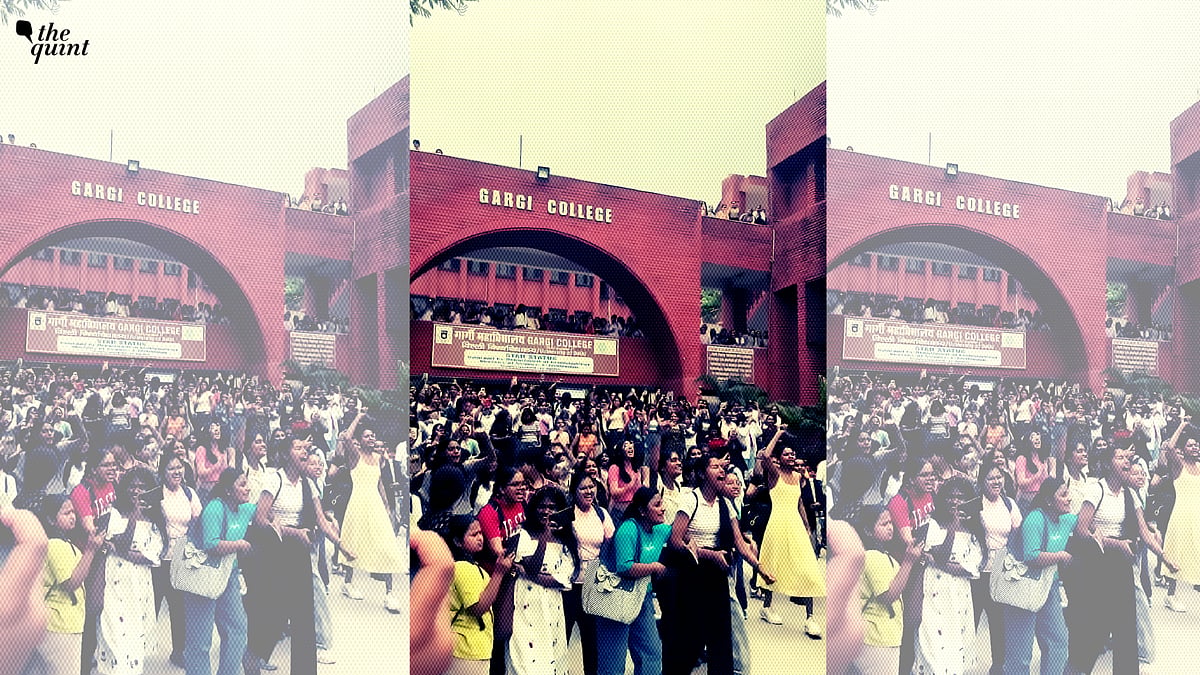 <div class="paragraphs"><p>Gargi students protesting on their college campus</p></div>